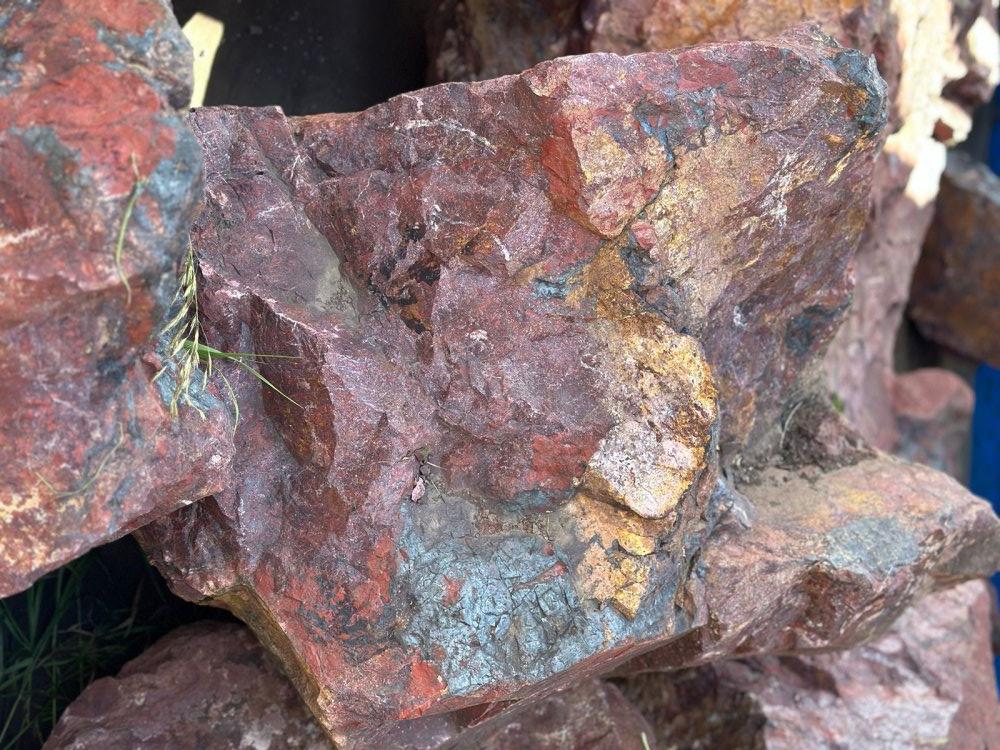 Камни для ландшафтного дизайна красно-фиолетовые 10-60 килограмм купить в Краснознаменском