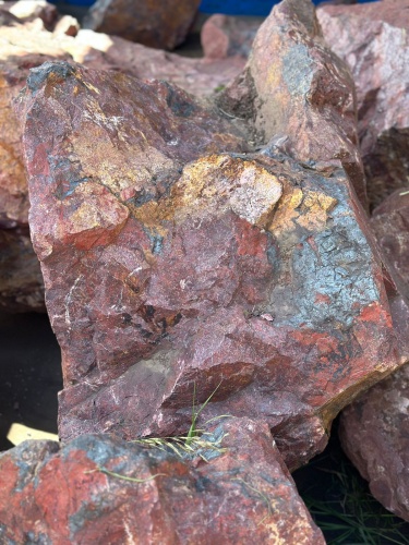 Камни для ландшафтного дизайна красно-фиолетовые 10-60 килограмм купить в Краснознаменском