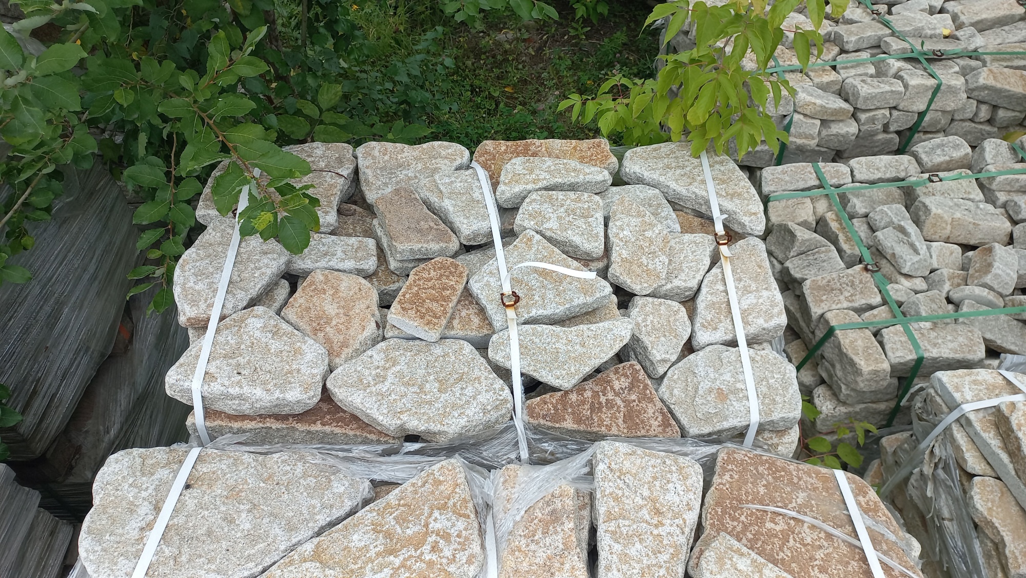 Плитняк галтованный гранитный для ландшафтного дизайна купить в Краснознаменском