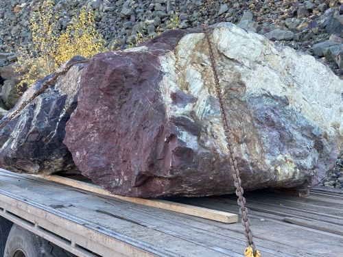 Огромные красно-фиолетовые валуны для ландшафтного дизайна весом более 5 тонн купить в Краснознаменском
