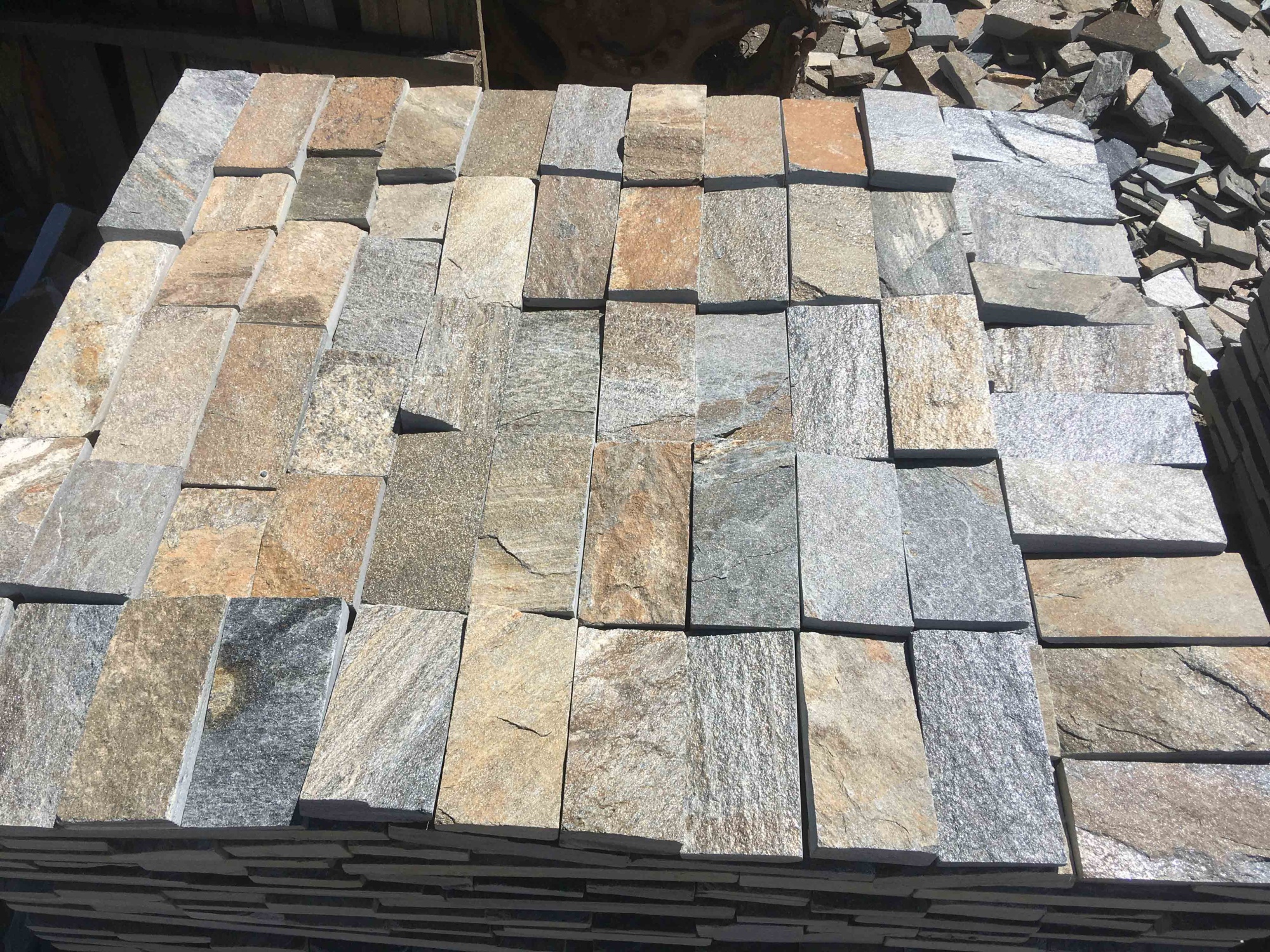 Плитка пилёная златолит Уральский для цоколя, отмостки купить в Краснознаменском