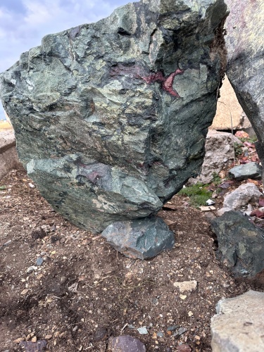 Гигантские зелёные валуны для ландшафтного дизайна весом более 5 тонн купить в Краснознаменском