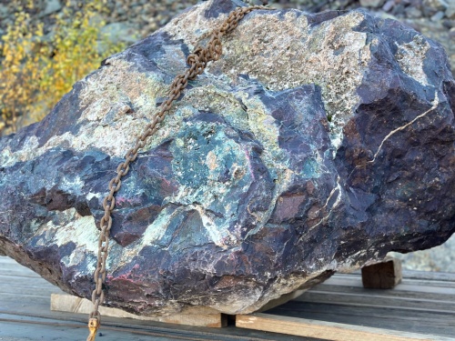 Огромные красно-фиолетовые валуны для ландшафтного дизайна весом более 5 тонн купить в Краснознаменском