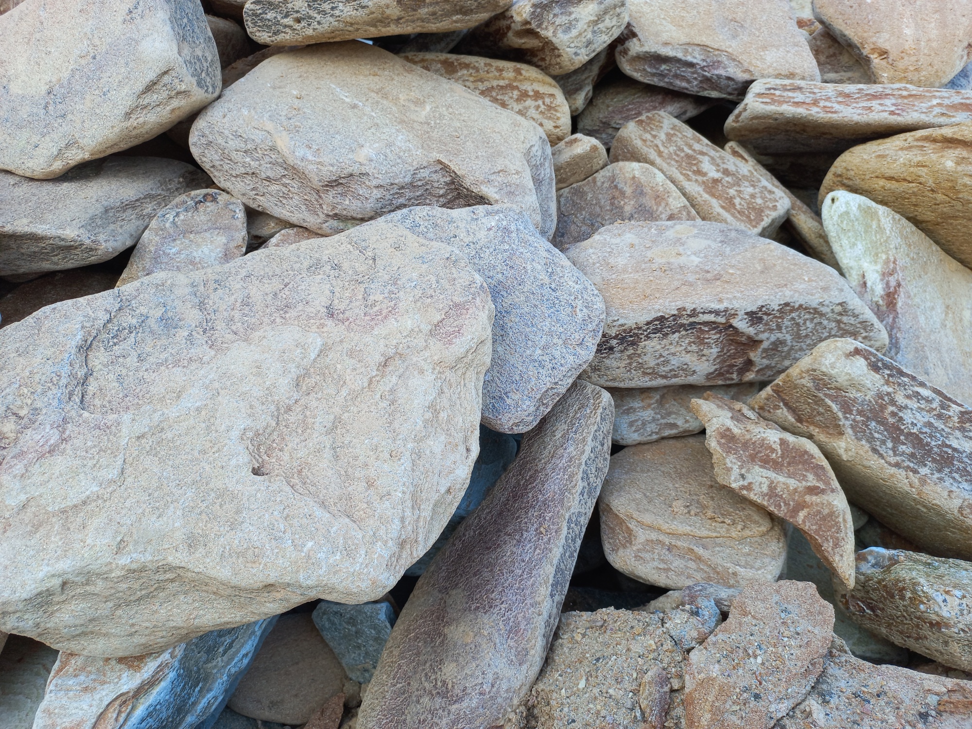 Златолит жёлтый, жёлто-зелёный глыбки и валуны для ланшафтного дизайна купить в Краснознаменском