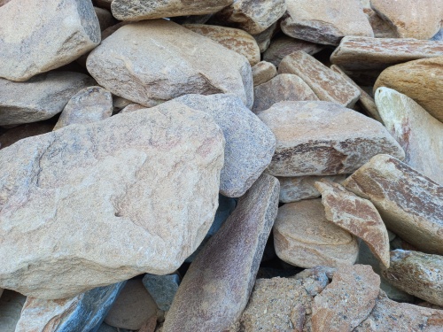 Златолит жёлтый, жёлто-зелёный глыбки и валуны для ланшафтного дизайна купить в Краснознаменском