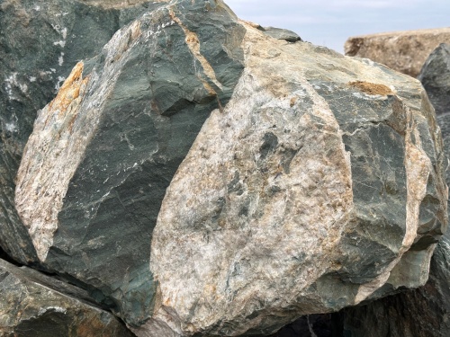 Гигантские зелёные валуны для ландшафтного дизайна весом более 5 тонн купить в Краснознаменском