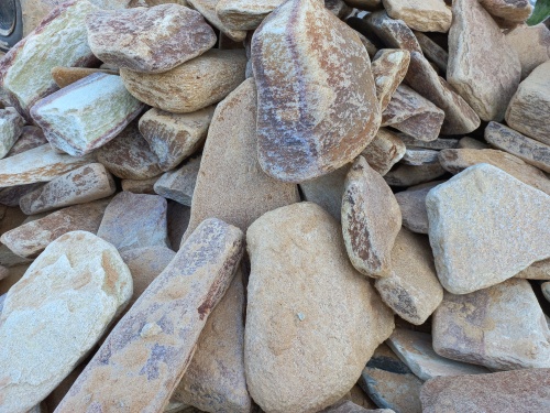 Златолит жёлтый, жёлто-зелёный глыбки и валуны для ланшафтного дизайна купить в Краснознаменском