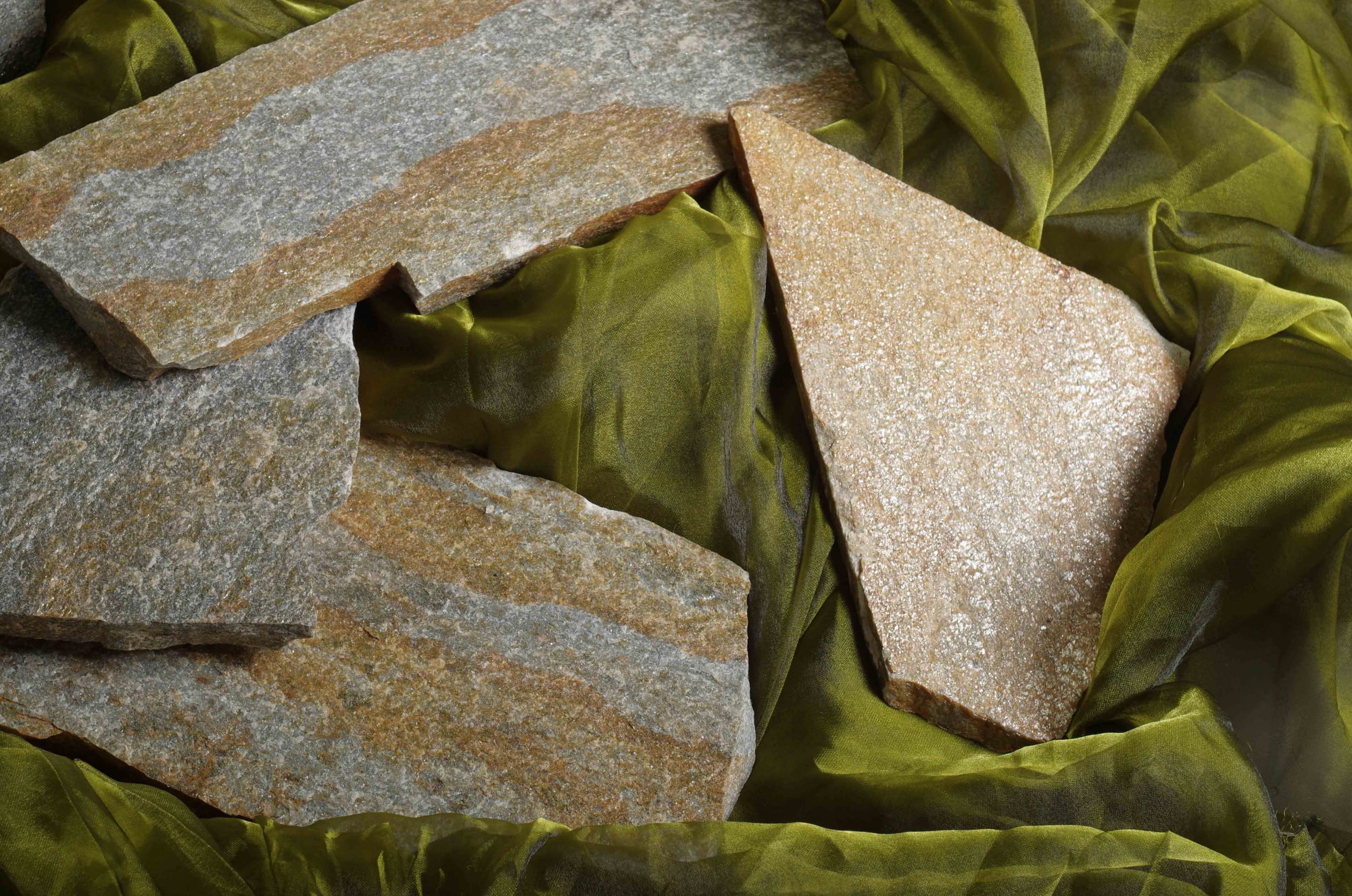 Плитняк златолит Уральский для цоколя, отмостки купить в Краснознаменском