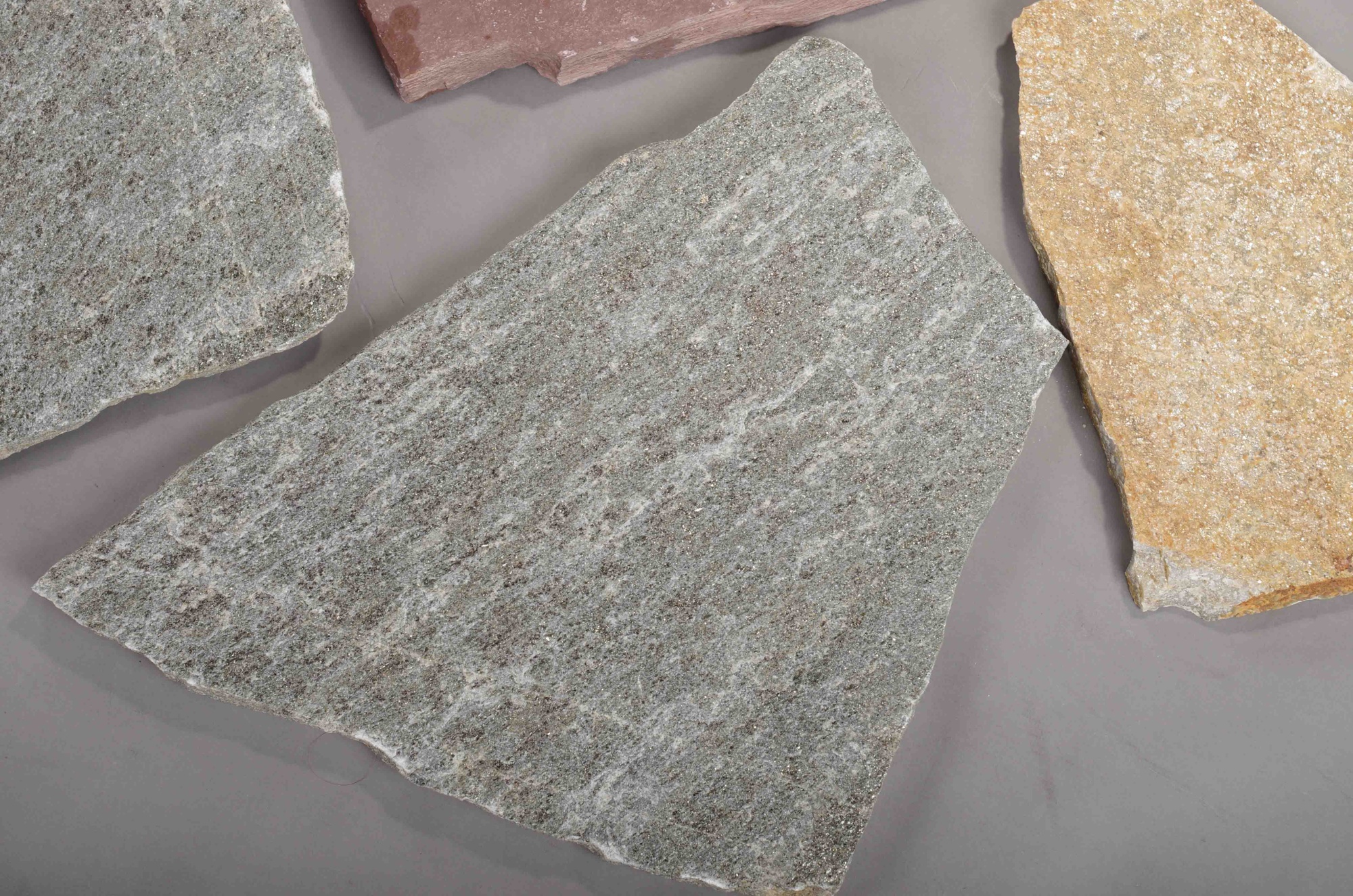 Плитняк златолит Уральский для цоколя, отмостки купить в Краснознаменском